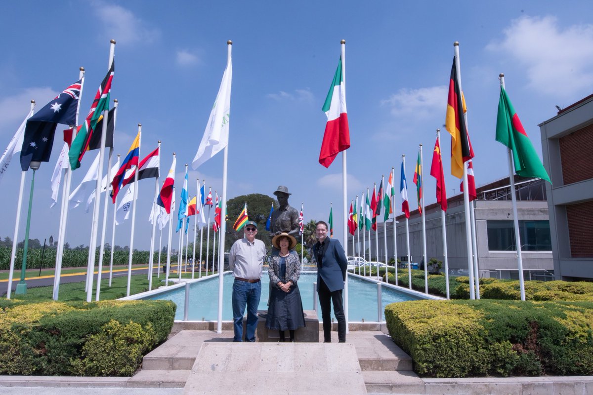 Secretaría de Ciencia (@secihti_mx) on Twitter photo La secr. #Secihti <a href="/rosauraRuiz4/">Rosaura Ruiz</a> y el secr. <a href="/JulioBerdegue/">Julio Berdegué</a> <a href="/Agricultura_mex/">Secretaría de Agricultura y Desarrollo Rural</a> visitaron <a href="/CIMMYT/">CIMMYT</a>. El dir. gral. <a href="/bramaccimmyt/">Bram Govaerts CIMMYT</a> de este organismo internacional en Texcoco, México, mostró el trabajo de investigación y desarrollo tecnológico en mejoramiento de maíz y trigo. ➡️1/5 La secr. #Secihti <a href="/rosauraRuiz4/">Rosaura Ruiz</a> y el secr. <a href="/JulioBerdegue/">Julio Berdegué</a> <a href="/Agricultura_mex/">Secretaría de Agricultura y Desarrollo Rural</a> visitaron <a href="/CIMMYT/">CIMMYT</a>. El dir. gral. <a href="/bramaccimmyt/">Bram Govaerts CIMMYT</a> de este organismo internacional en Texcoco, México, mostró el trabajo de investigación y desarrollo tecnológico en mejoramiento de maíz y trigo. ➡️1/5