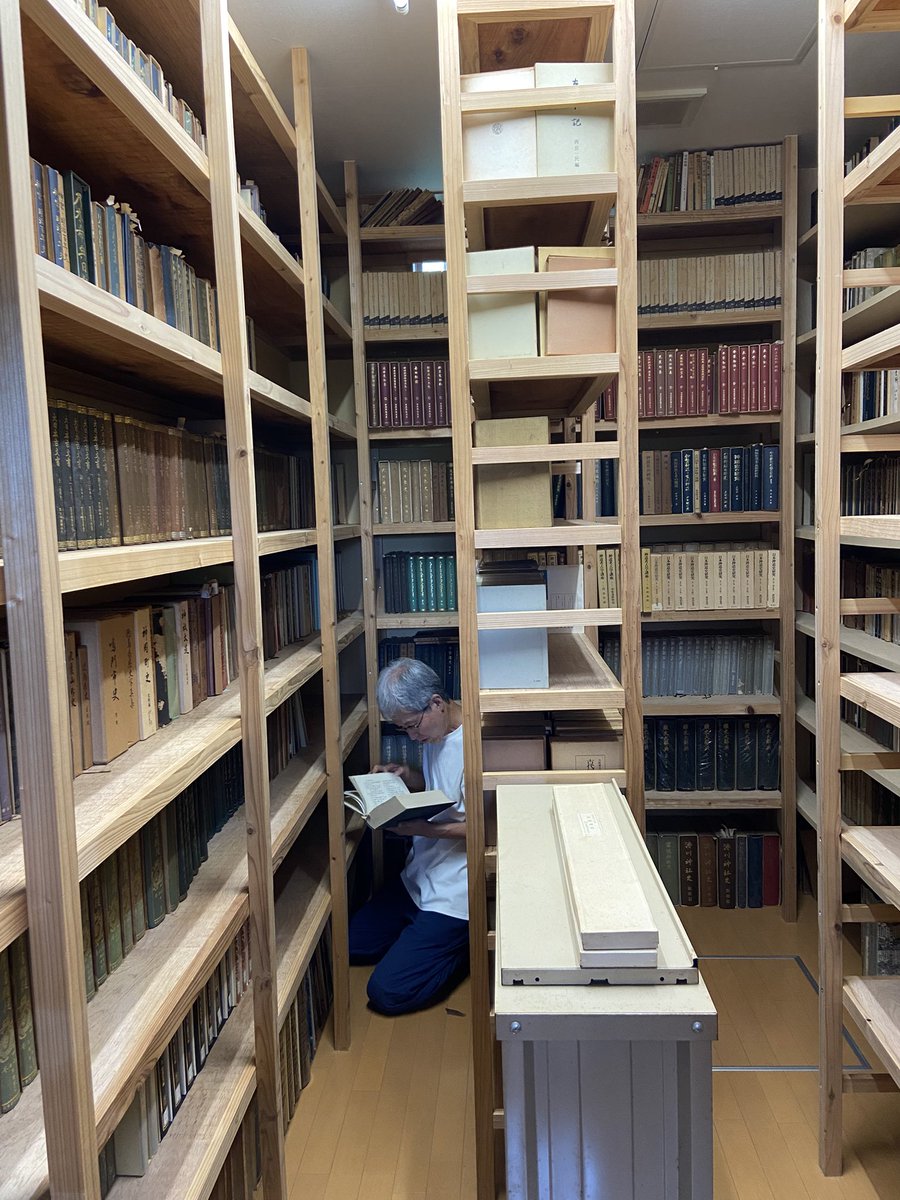 pilgrimoon's tweet image. 昨日は伊勢の実家にきょうだい4人が集まり(何年ぶりだろう)、遠い昔に亡くなった父の書庫・書棚の片づけ。帝室制度史の編纂に携わっていた頃の父の筆写。リポジトリどころかコピー機械すらなかった頃に研究者が何をしていたのか、若い人に言いたい。血の流れる歴史を語りたければ自らの血を流せと。