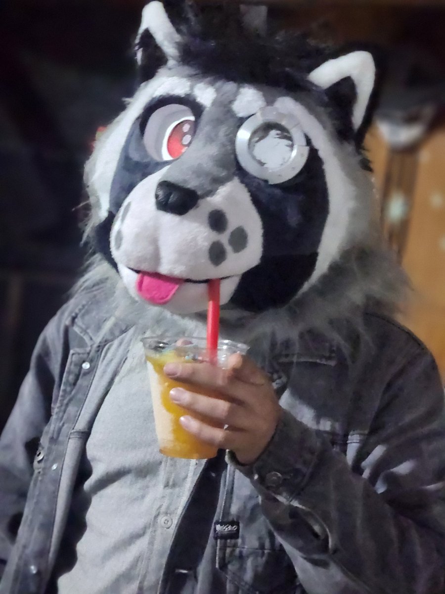 #fursuitFriday con #pecera 😋 🍹