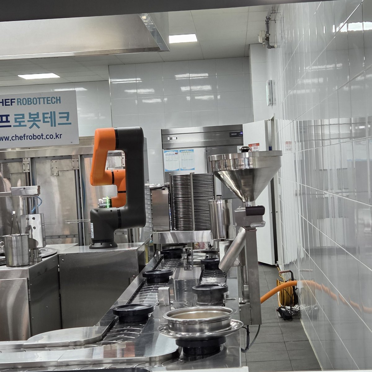 로봇이 끓여주는 라면 봄 ㅋㅋ
