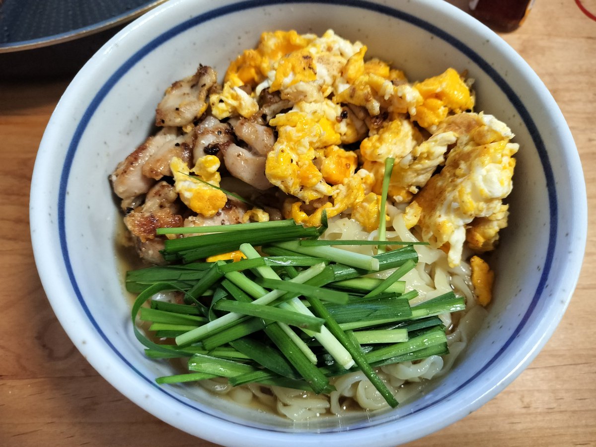 本日の昼飯、鶏肉と賞味期限１ヶ月切れた卵を炒めてニラをトッピングした冷やしラーメン🤤
このトッピングならサンドイッチでも良かったな😥
今日は友人とボートゲームして遊んできます😁それにしても暑い🥵🥵🥵