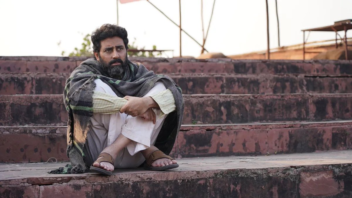 कहानी में जितनी मासूमियत है, 

उतना ही गहराई भी। 😇✨

देखिए #KaalidharLaapata दिल से।
#AbhishekBachchan <a href="/juniorbachchan/">Abhishek 𝐁𝐚𝐜𝐡𝐜𝐡𝐚𝐧</a> 
<a href="/SrBachchan/">Amitabh Bachchan</a> Sir