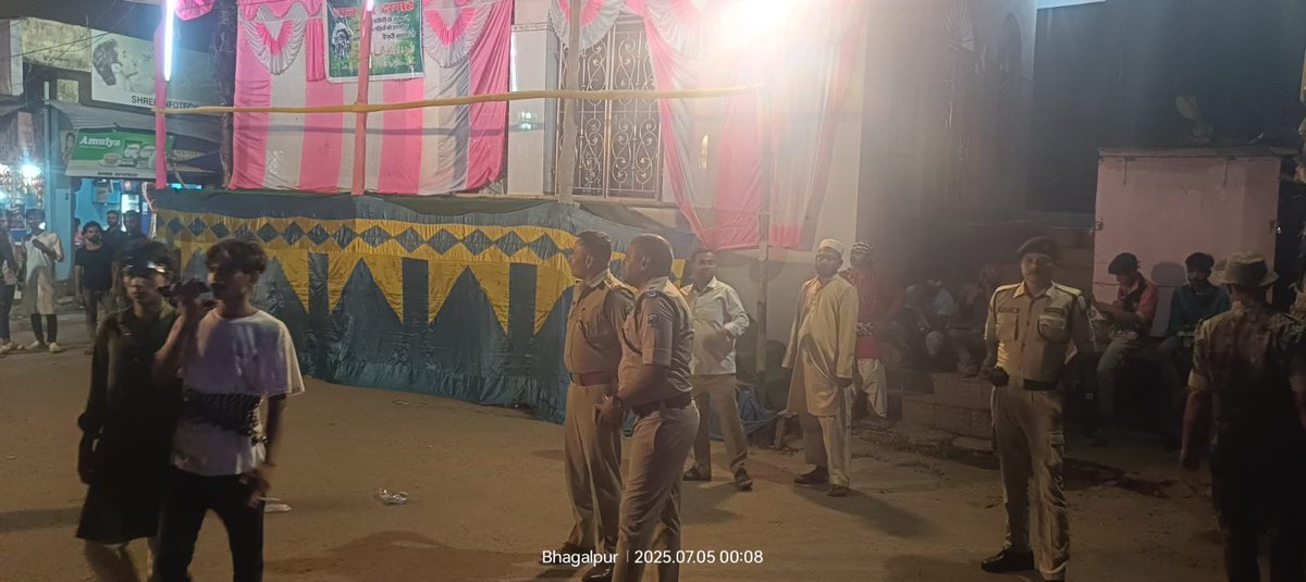 Bhagalpur Police (@policebhagalpur) on Twitter photo рдмреАрддреА рд░рд╛рддреНрд░рд┐ рдкреБрд▓рд┐рд╕ рдЕрдзреАрдХреНрд╖рдХ (рдирдЧрд░), рднрд╛рдЧрд▓рдкреБрд░ рд╢реНрд░реА рд╢реБрднрд╛рдВрдХ рдорд┐рд╢реНрд░рд╛ рджреНрд╡рд╛рд░рд╛ рдореБрд╣рд░реНрд░рдо рдХреЗ рдЕрд╡рд╕рд░ рдкрд░ рд╢рд╛рдВрддрд┐, рд╕реМрд╣рд╛рд░реНрдж рдПрд╡рдВ рдХрд╛рдиреВрди-рд╡реНрдпрд╡рд╕реНрдерд╛ рд╕реБрдирд┐рд╢реНрдЪрд┐рдд рдХрд░рдиреЗ рд╣реЗрддреБ рднрд╛рдЧрд▓рдкреБрд░ рд╕реНрдерд┐рдд рдорд╣рддреНрд╡рдкреВрд░реНрдг рдЪреМрдХ-рдЪреМрд░рд╛рд╣реЛрдВ, рдзрд╛рд░реНрдорд┐рдХ рд╕реНрдерд▓реЛрдВ рдЖрджрд┐ рдХреА рд╕реБрд░рдХреНрд╖рд╛ рд╡реНрдпрд╡рд╕реНрдерд╛ рдХрд╛ рдЬрд╛рдпрдЬрд╛ рд▓рд┐рдпрд╛ рдЧрдпрд╛ |
<a href="/bihar_police/">Bihar Police</a>
#BhagalpurPolice рдмреАрддреА рд░рд╛рддреНрд░рд┐ рдкреБрд▓рд┐рд╕ рдЕрдзреАрдХреНрд╖рдХ (рдирдЧрд░), рднрд╛рдЧрд▓рдкреБрд░ рд╢реНрд░реА рд╢реБрднрд╛рдВрдХ рдорд┐рд╢реНрд░рд╛ рджреНрд╡рд╛рд░рд╛ рдореБрд╣рд░реНрд░рдо рдХреЗ рдЕрд╡рд╕рд░ рдкрд░ рд╢рд╛рдВрддрд┐, рд╕реМрд╣рд╛рд░реНрдж рдПрд╡рдВ рдХрд╛рдиреВрди-рд╡реНрдпрд╡рд╕реНрдерд╛ рд╕реБрдирд┐рд╢реНрдЪрд┐рдд рдХрд░рдиреЗ рд╣реЗрддреБ рднрд╛рдЧрд▓рдкреБрд░ рд╕реНрдерд┐рдд рдорд╣рддреНрд╡рдкреВрд░реНрдг рдЪреМрдХ-рдЪреМрд░рд╛рд╣реЛрдВ, рдзрд╛рд░реНрдорд┐рдХ рд╕реНрдерд▓реЛрдВ рдЖрджрд┐ рдХреА рд╕реБрд░рдХреНрд╖рд╛ рд╡реНрдпрд╡рд╕реНрдерд╛ рдХрд╛ рдЬрд╛рдпрдЬрд╛ рд▓рд┐рдпрд╛ рдЧрдпрд╛ |
<a href="/bihar_police/">Bihar Police</a>
#BhagalpurPolice