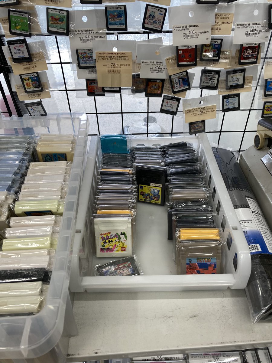 VITA_Kurume's tweet photo. ゲームボーイを新たに並べました。

お店のゲームボーイソフトは
400円以下はレジ横のカゴに

1000円以下は網に掛けて

1200円以上はショーケースに並べています。

今日も、2025年の7月5日もよろしくお願いします。

#ゲームボーイ 
#レトロゲーム
#久留米ゲーム 
#ゲームショップヴィータ https://t.co/kGvf6pjofr