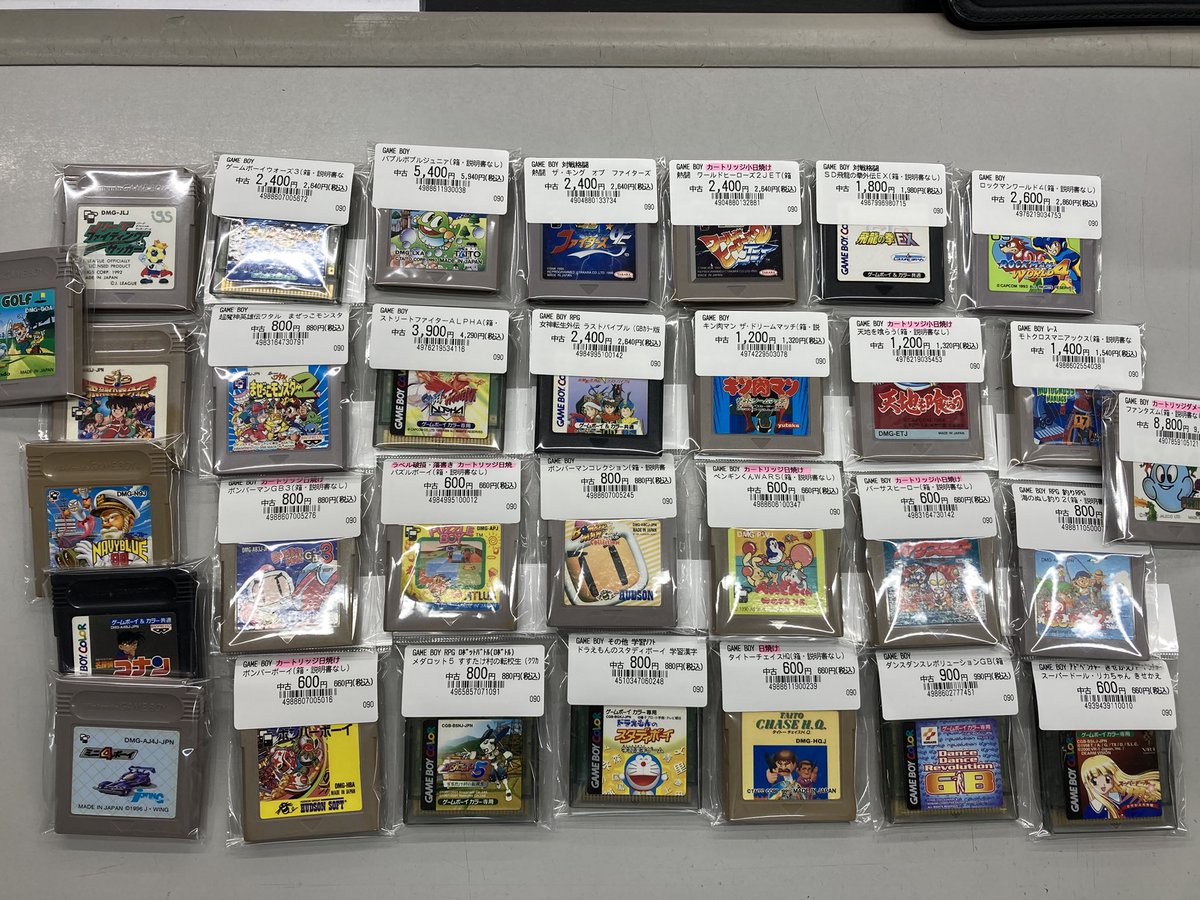 VITA_Kurume's tweet photo. ゲームボーイを新たに並べました。

お店のゲームボーイソフトは
400円以下はレジ横のカゴに

1000円以下は網に掛けて

1200円以上はショーケースに並べています。

今日も、2025年の7月5日もよろしくお願いします。

#ゲームボーイ 
#レトロゲーム
#久留米ゲーム 
#ゲームショップヴィータ https://t.co/kGvf6pjofr