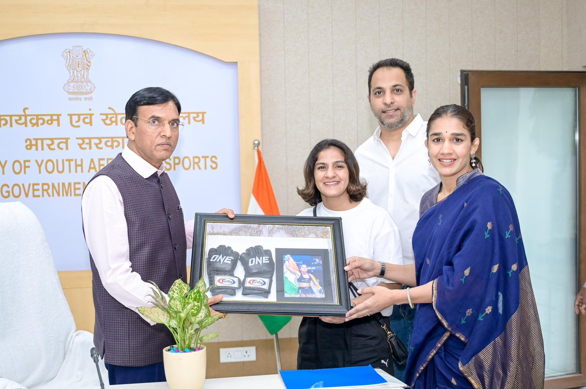Ritu phogat (@phogatritu) on Twitter photo 🇮🇳 Big moves ahead for Indian MMA!
Honored to meet the best Sports Minister of India <a href="/mansukhmandviya/">Dr Mansukh Mandaviya</a> — grateful for the support and vision.
Let’s build the future of combat sports together. 🥊🇮🇳
#IndianMMA #RituPhogat #MMAIndia #OneStepCloser 🇮🇳 Big moves ahead for Indian MMA!
Honored to meet the best Sports Minister of India <a href="/mansukhmandviya/">Dr Mansukh Mandaviya</a> — grateful for the support and vision.
Let’s build the future of combat sports together. 🥊🇮🇳
#IndianMMA #RituPhogat #MMAIndia #OneStepCloser