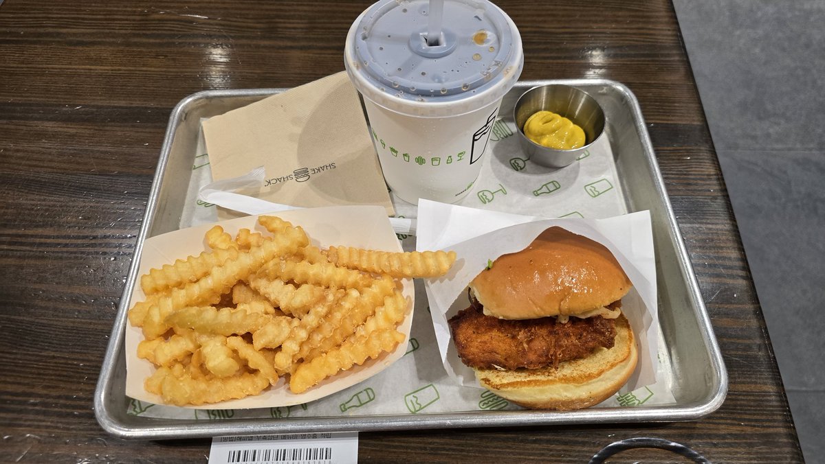 코엑스에 대한항공 팝업 열려서 구경 옴 히히
볼펜도 얻고.. 간만에 쉑쉑 들러서 햄부기까지 알차다🫠