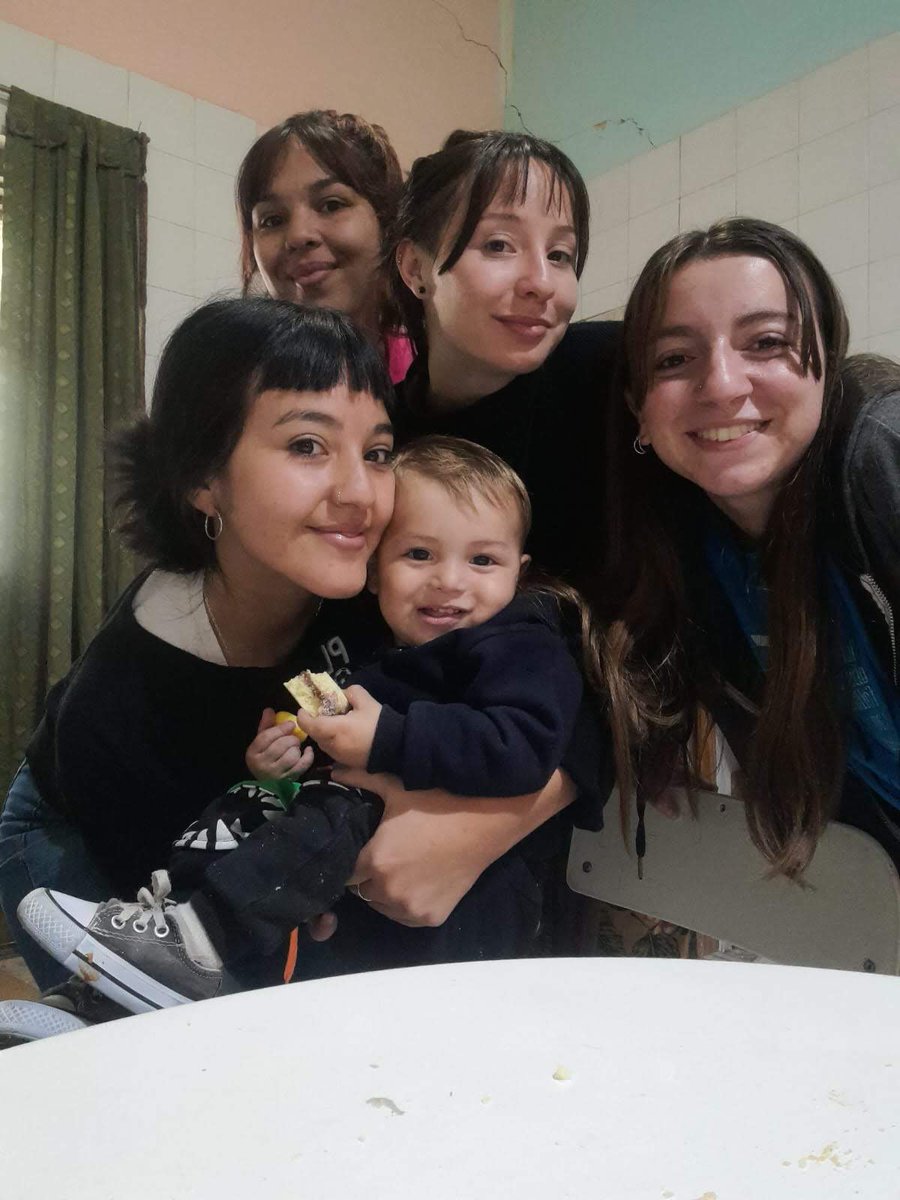 No somos muchas, pero somos todo lo que está bien. Las que seguimos, las que no fallan. Lealtad, cariño y muchas risas ✨
Y nos extraño juntas💔 mala distancia
:(