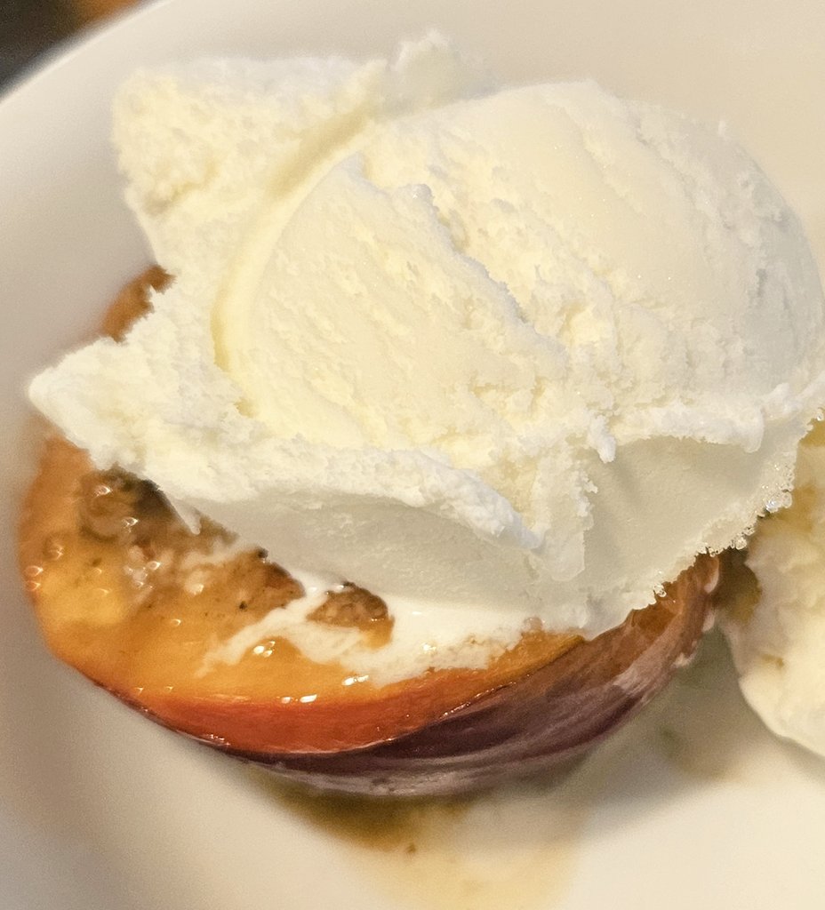 4FApollo's tweet image. ....
Just a photo of Peaches n Cream. 

Nothing more.