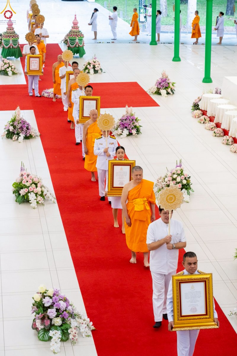 DMCupdates's tweet photo. ผู้ว่าราชการจังหวัดปทุมธานี เป็นประธานในพิธี
ต้อนรับสัญญาบัตร พัดยศ พระครูสัญญาบัตร
สายต่างประเทศวัดพระธรรมกาย 
ประจำปีพุทธศักราช 2568 จำนวน 19 รูป 
https://t.co/K8eKItdALF https://t.co/VJpTb41cMt