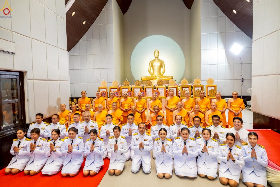 DMCupdates's tweet photo. ผู้ว่าราชการจังหวัดปทุมธานี เป็นประธานในพิธี
ต้อนรับสัญญาบัตร พัดยศ พระครูสัญญาบัตร
สายต่างประเทศวัดพระธรรมกาย 
ประจำปีพุทธศักราช 2568 จำนวน 19 รูป 
https://t.co/K8eKItdALF https://t.co/VJpTb41cMt