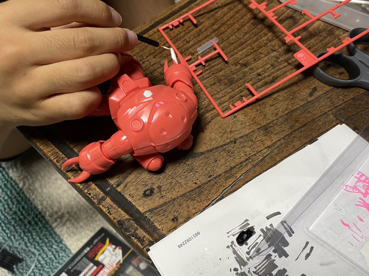 100均のネイルアート用の筆で、ズゴックのネイルを塗るむすこ