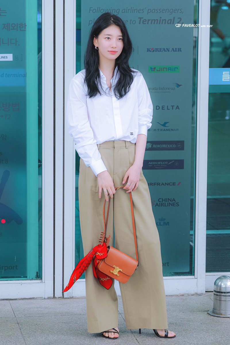 favealot1010's tweet photo. 셔츠에 슬랙스 입은 수지? 여자들 다 죽죠

250704 ICH #수지 #SUZY https://t.co/WXvXIaKdmz