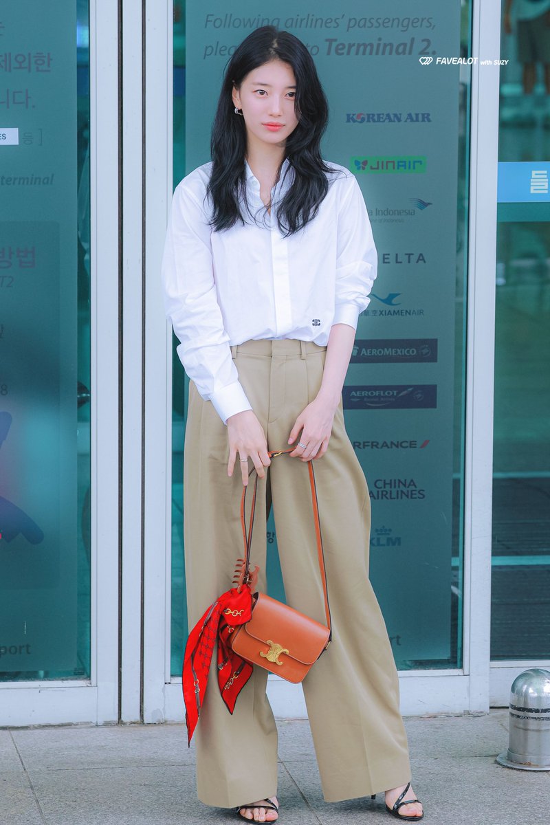favealot1010's tweet photo. 셔츠에 슬랙스 입은 수지? 여자들 다 죽죠

250704 ICH #수지 #SUZY https://t.co/WXvXIaKdmz