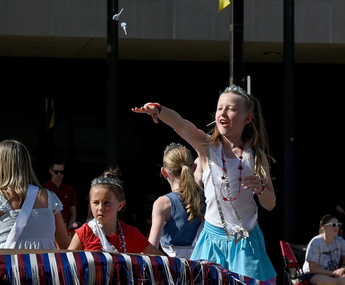 TribStarJoe's tweet image. Scenes from the Frontier Day Parade yesterday on Wabash Avenue.