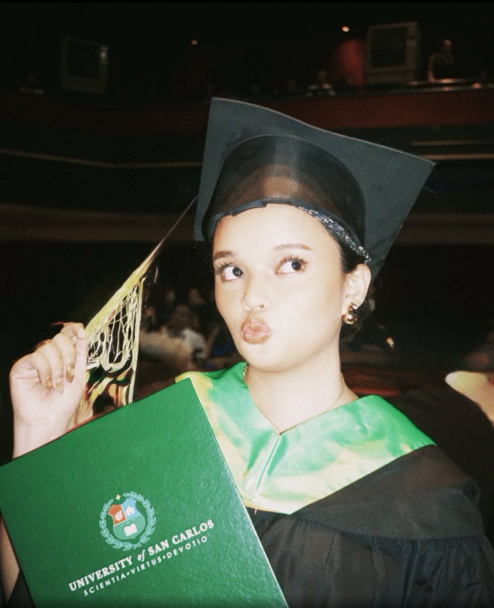 psychtwts's tweet image. pyschtwts finally graduated