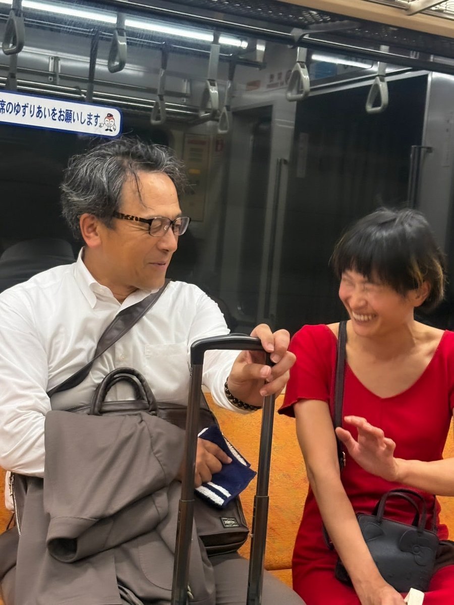arigatoshop's tweet photo. 熊本県のNPO法人栞(しおり)代表を務める藏座さんに駅で遭遇‼️凄い偶然❗️😲
NPO法人栞は月給10万円以上の高賃金を誇る就労A型を運営してます✨️
特別なことはせずコツコツ箱折で報酬を得る事業所です💖
仕事への真剣な姿勢は #美んチャンネル でも紹介🌟
ぜひチェックを🙏
https://t.co/UH3fHspuWl https://t.co/BvhqdgPSyR