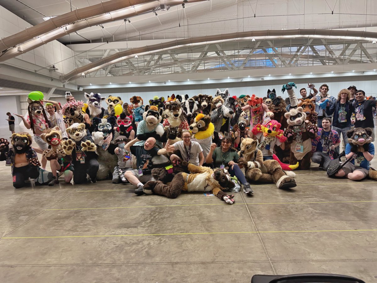 polycereal's tweet image. It was so sweet seeing so many dooks came to our Mustelid meetup at #AC2025  this year! We got 2 photo sessions and look how many slinkies there! 
Also shout out to @Kippefir  and @GaleTazzin  who made this panel much funnier! 🥚

Rumpbum (telegram) took the first 2 pics!