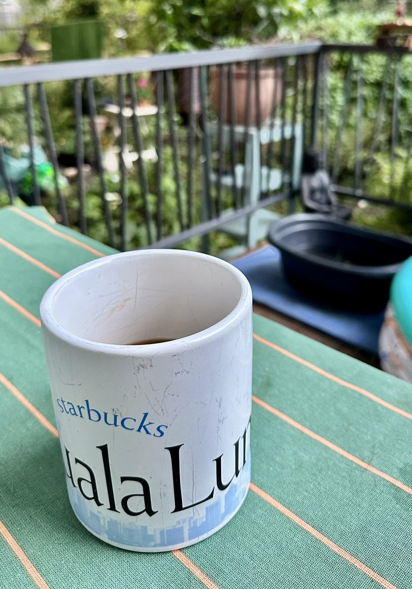 Habe Henriette ein sog. "Intelligenzspielzeug" gekauft. Heißt, sie muss Hebel umlegen, Hütchen entfernen, Platten verschieben, um an verborgene Leckerli zu kommen. Die Sache war nach 1 Minute durch. 

Denke nun über einen Schachcomputer nach..🤔😄
Kaffee?☕️ 
Schönes We. 🙂 ☀️