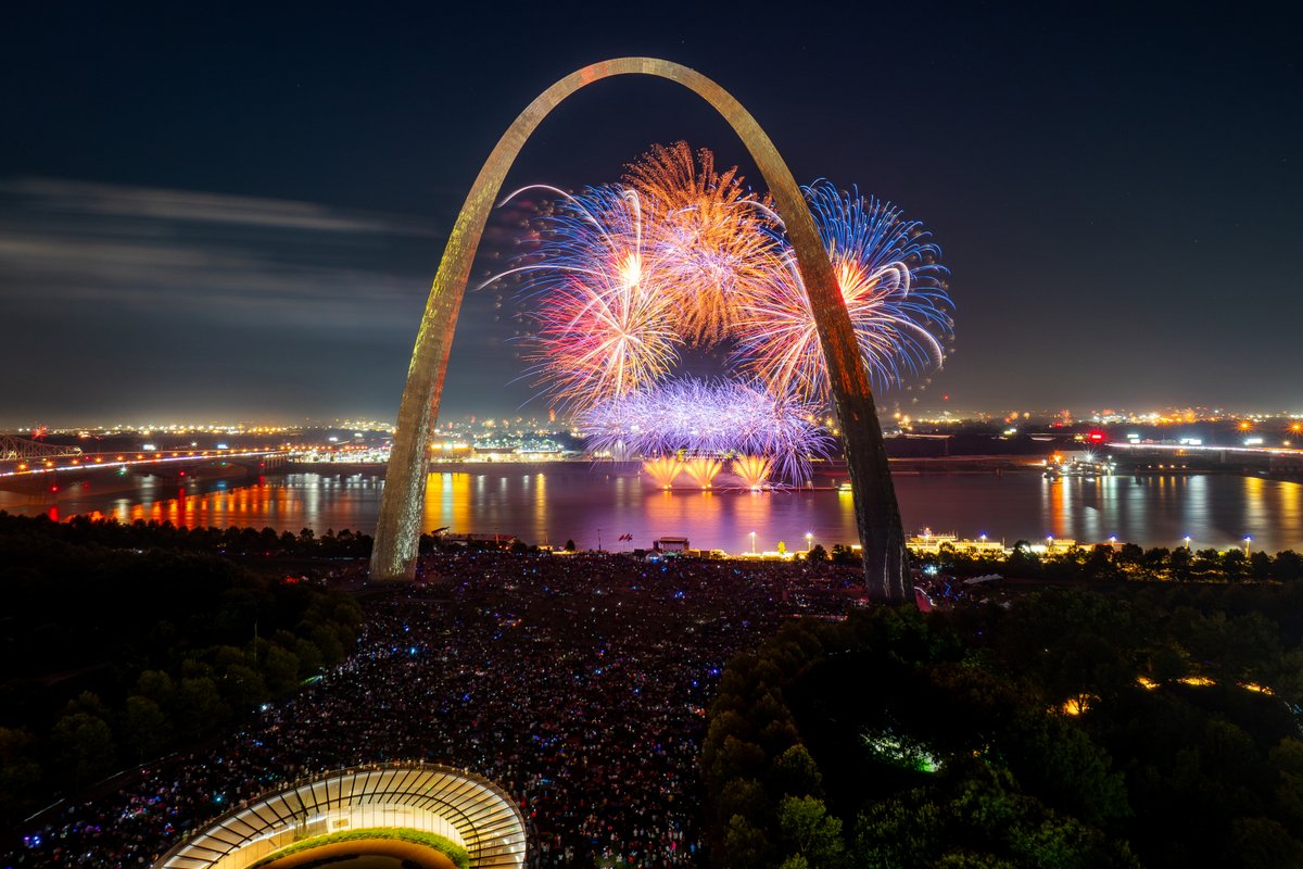 brianmmunoz's tweet image. Thousands gather as fireworks light up the sky above the @GatewayArchSTL on Friday, July 4, 2025, in downtown St. Louis, Missouri.
More photos from #4thOfJuly2025 by @stlpublicradio's @lyleegibbs and yours truly: bit.ly/independence25