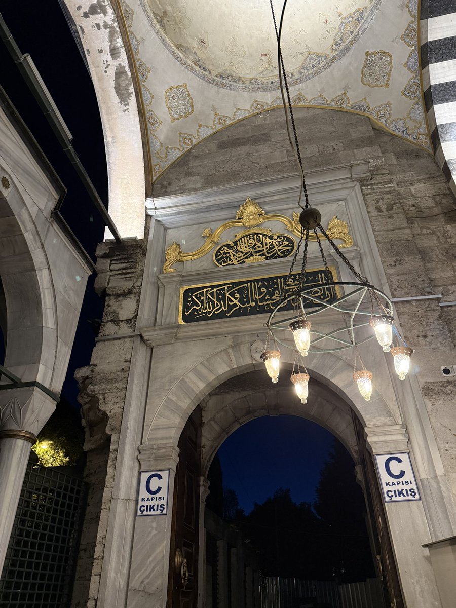 •Osmanlı ustaları Eyüp Sultan Camii’yi, türbe kapısının kemer yapısı, mermer ve kubbe şekilleriyle duanın yansımasını kontrol edecek şekilde tasarlamıştır.

•Yani, buraya girdiğinde duyduğun sadece KALBİNİN sesi olabilir, mimari olarak tasarlanmış bir içsel sessizlik alanı🌙