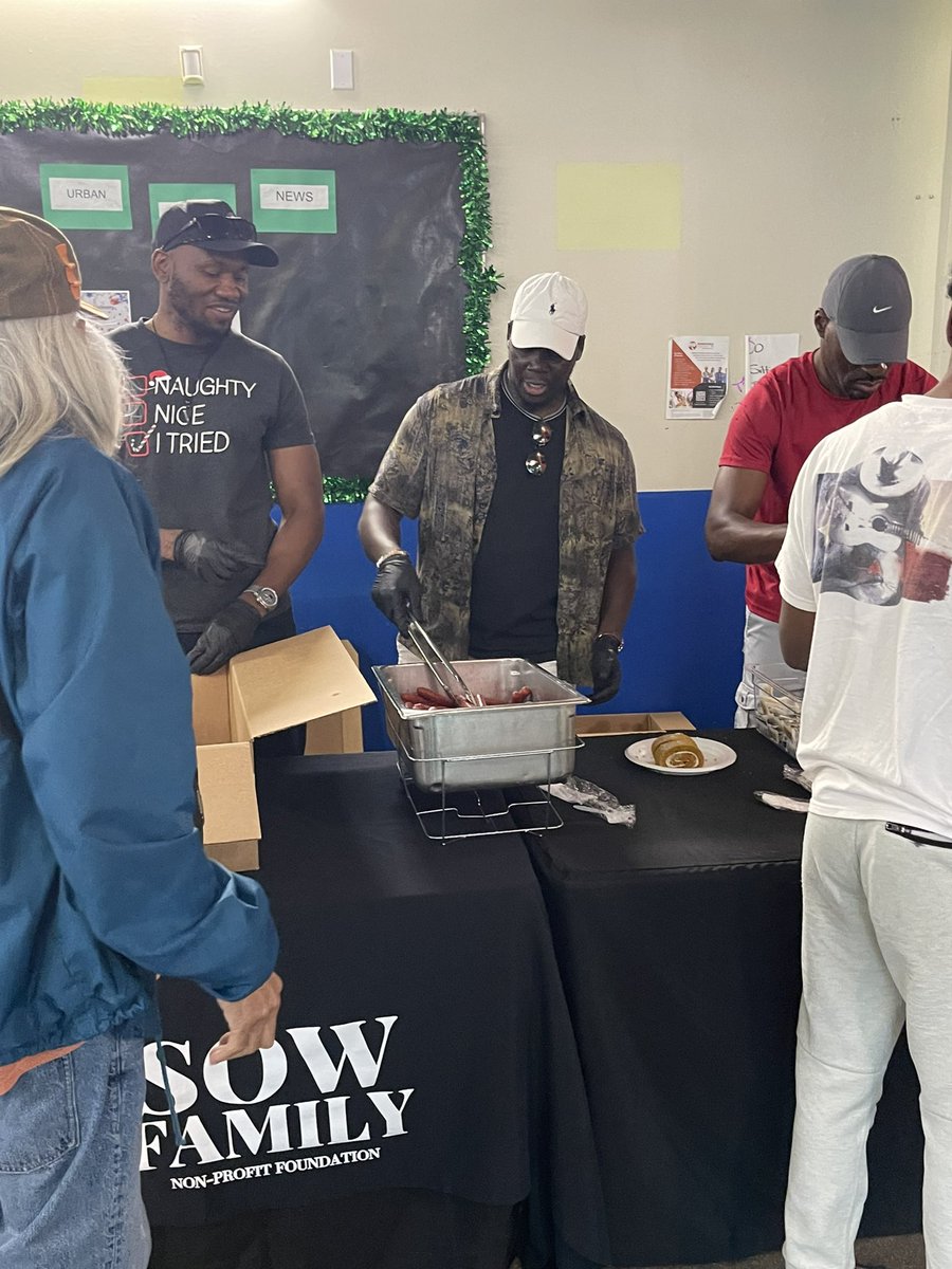 smeonX's tweet photo. Spent this July 4th helping feed the unhoused community in downtown Austin, Texas. Shared food, drinks, music, and smiles—it was a powerful reminder of love, compassion, and hope. Happy 4th of July! 🇺🇸 https://t.co/wC4ICwB8rz
