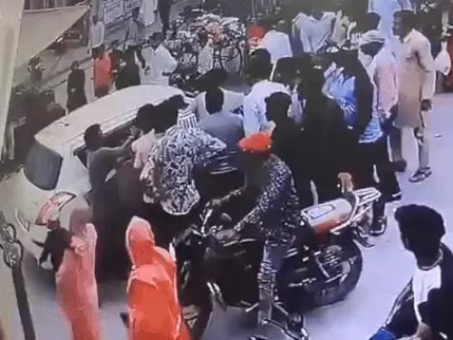 Sagar Kumar тАЬSudarshan NewsтАЭ (@kumaarsaagar) on Twitter photo рд░рд╛рдЬрд╕реНрдерд╛рди рдХреЗ рднреАрд▓рд╡рд╛рдбрд╝рд╛ рдореЗрдВ рдЬрд┐рд╣рд╛рджрд┐рдпреЛрдВ рдХрд╛ рдЖрддрдВрдХред
25 рд╕рд╛рд▓ рдХреЗ рд╕реАрддрд╛рд░рд╛рдо рдХреА рдкреАрдЯ рдкреАрдЯ рдХрд░ рдЬрд┐рд╣рд╛рджрд┐рдпреЛрдВ рдиреЗ рд╣рддреНрдпрд╛ рдХрд░ рджреАред
рд╕реАрддрд╛рд░рд╛рдо рдХреА рдХрд╛рд░ рд╣рд▓реНрдХреА рд╕реА рд╢рд░реАрдл рдореЛрд╣рдореНрдордж рдХреА рд╕рдмреНрдЬрд╝реА рдХреА рд░реЗрд╣рдбрд╝реА рд╕реЗ рд▓рдЧ рдЧрдИ рдереА,рдмрд╕ рдЗрд╕реА рдмрд╛рдд рд╕реЗ рд╢рд░реАрдл рдореЛрд╣рдореНрдордж рдиреЗ рднреАрдбрд╝ рдХреЛ рдмреБрд▓рд╛рдпрд╛ рдФрд░ рдкреАрдЯ рдкреАрдЯ рдХрд░ рд╕реАрддрд╛рд░рд╛рдо рдХреАрд░ рдХреА рд╣рддреНрдпрд╛ рдХрд░ рджреАред
рдлрд╝рд┐рд▓рд╣рд╛рд▓ рдЗрд▓рд╛рдХрд╝реЗ рдХреЗ рд░рд╛рдЬрд╕реНрдерд╛рди рдХреЗ рднреАрд▓рд╡рд╛рдбрд╝рд╛ рдореЗрдВ рдЬрд┐рд╣рд╛рджрд┐рдпреЛрдВ рдХрд╛ рдЖрддрдВрдХред
25 рд╕рд╛рд▓ рдХреЗ рд╕реАрддрд╛рд░рд╛рдо рдХреА рдкреАрдЯ рдкреАрдЯ рдХрд░ рдЬрд┐рд╣рд╛рджрд┐рдпреЛрдВ рдиреЗ рд╣рддреНрдпрд╛ рдХрд░ рджреАред
рд╕реАрддрд╛рд░рд╛рдо рдХреА рдХрд╛рд░ рд╣рд▓реНрдХреА рд╕реА рд╢рд░реАрдл рдореЛрд╣рдореНрдордж рдХреА рд╕рдмреНрдЬрд╝реА рдХреА рд░реЗрд╣рдбрд╝реА рд╕реЗ рд▓рдЧ рдЧрдИ рдереА,рдмрд╕ рдЗрд╕реА рдмрд╛рдд рд╕реЗ рд╢рд░реАрдл рдореЛрд╣рдореНрдордж рдиреЗ рднреАрдбрд╝ рдХреЛ рдмреБрд▓рд╛рдпрд╛ рдФрд░ рдкреАрдЯ рдкреАрдЯ рдХрд░ рд╕реАрддрд╛рд░рд╛рдо рдХреАрд░ рдХреА рд╣рддреНрдпрд╛ рдХрд░ рджреАред
рдлрд╝рд┐рд▓рд╣рд╛рд▓ рдЗрд▓рд╛рдХрд╝реЗ рдХреЗ
