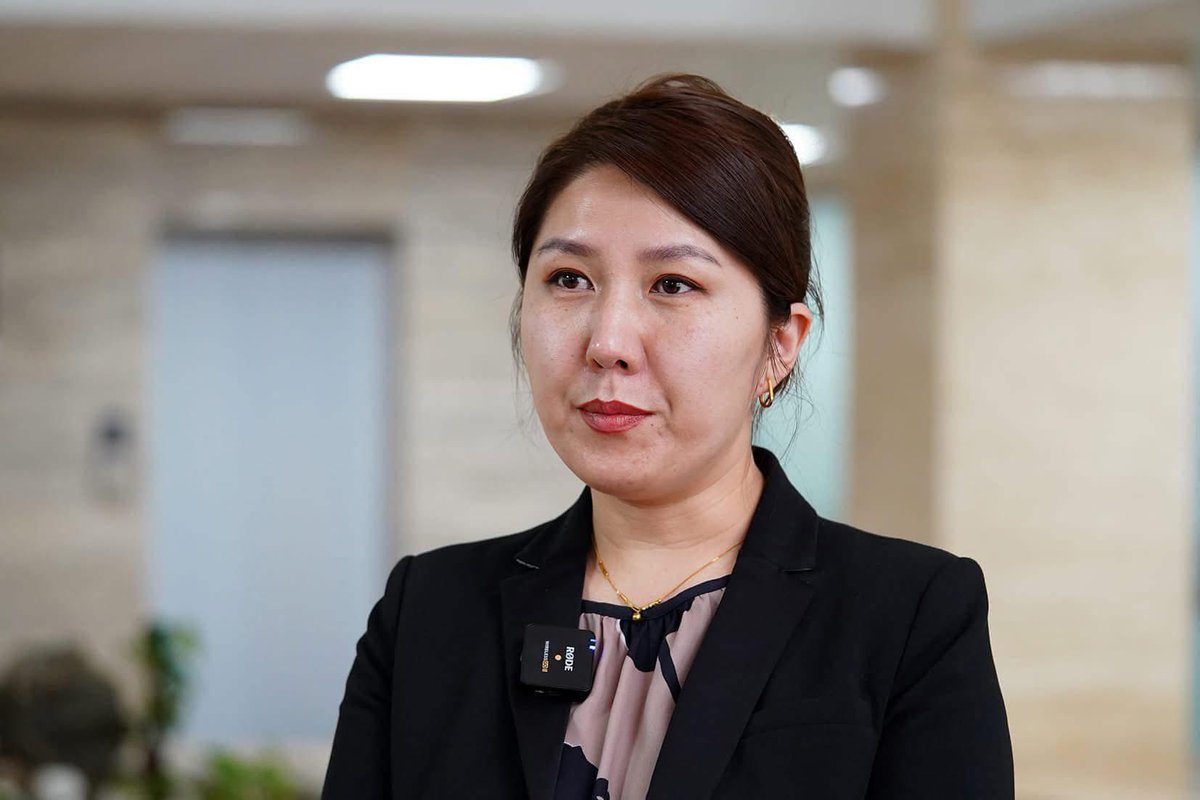 Энэ хүний мэргэжлийн тогоочтой хуушуурын зөвшөөрөл 4сая хүрж бна гэжийш дээ.
Наадам чинь хурган дарга нарын бизнес юм биш үү!!!