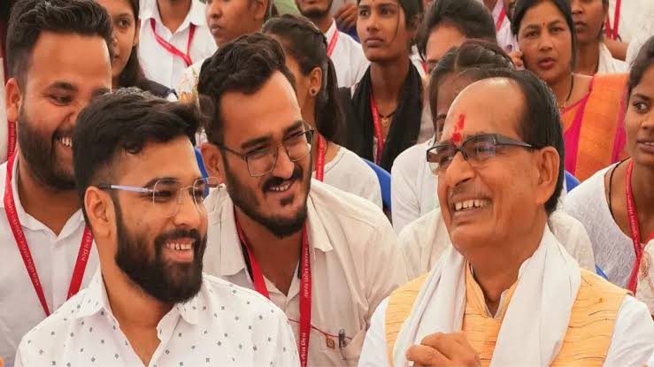 सर्वेयर पर फूल फेंकने के लिये आपके पास टाइम है लेकिन मुख्यमंत्री जन सेवा मित्रों के 
लिए मुंह से दो शब्द बोलने के लिए समय नहीं है  भेदभाव करना छोड़िये
*#मामा को पुन: मुख्यमंत्री बनाओ*
*#जनसेवा_मित्रो_को_बहाल_करो*
<a href="/UmangSinghar/">Umang Singhar</a> 
<a href="/ChouhanShivraj/">Shivraj Singh Chouhan</a> <a href="/DrMohanYadav51/">Dr Mohan Yadav</a> 
<a href="/HIRA_ALAWA/">Dr. Hiralal Alawa</a>