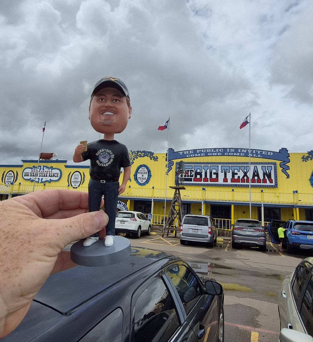 BullpenRob's tweet image. Had to stop in and see if anybody can finish the ol 72 oz steak, baked potato, salad, shrimp, dinner roll and you have a drink to help you out.
Did see a big Ole rattlesnake also.
#robbleheadabroad
 @TheBigTexan