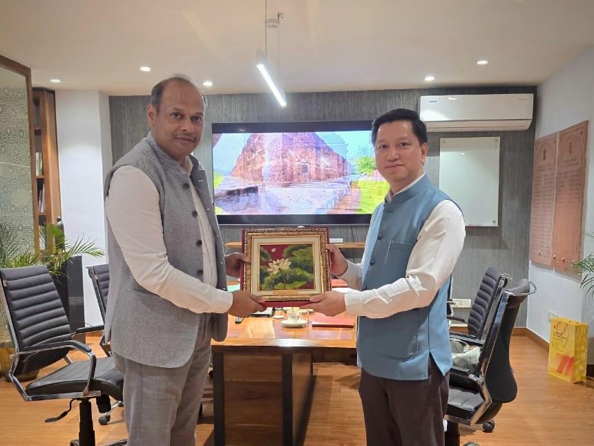 Viet Nam Embassy in the Republic of India (@vninindia) on Twitter photo Fruitful meeting between ๐ป๐ณ Ambassador Nguyen Thanh Hai and the ๐ฎ๐ณ Secretary of Culture Shri Vivek Aggarwal on 4th of July. Delighted with vibrant ๐ป๐ณ๐ฎ๐ณ cultural ties & committed to deepening cooperation in coming years. ๐ป๐ณ๐ค๐ฎ๐ณ #VietnamIndiaFriendship #CulturalTies Fruitful meeting between ๐ป๐ณ Ambassador Nguyen Thanh Hai and the ๐ฎ๐ณ Secretary of Culture Shri Vivek Aggarwal on 4th of July. Delighted with vibrant ๐ป๐ณ๐ฎ๐ณ cultural ties & committed to deepening cooperation in coming years. ๐ป๐ณ๐ค๐ฎ๐ณ #VietnamIndiaFriendship #CulturalTies