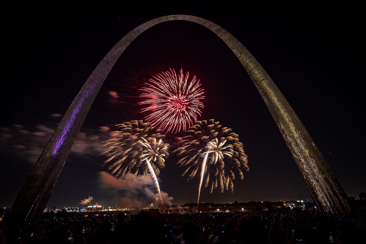 GatewayArchSTL's tweet image. Happy birthday, America! And thanks to everyone who came to celebrate under me!