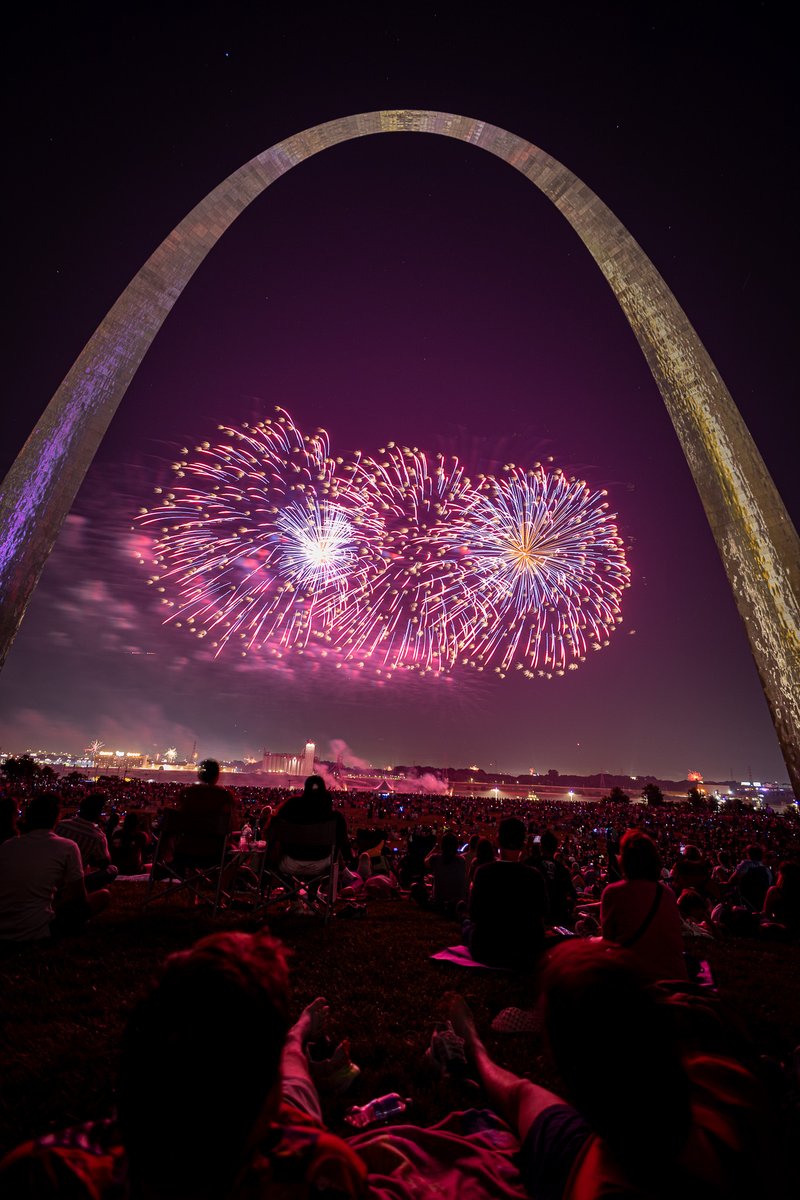 GatewayArchSTL's tweet image. Happy birthday, America! And thanks to everyone who came to celebrate under me!