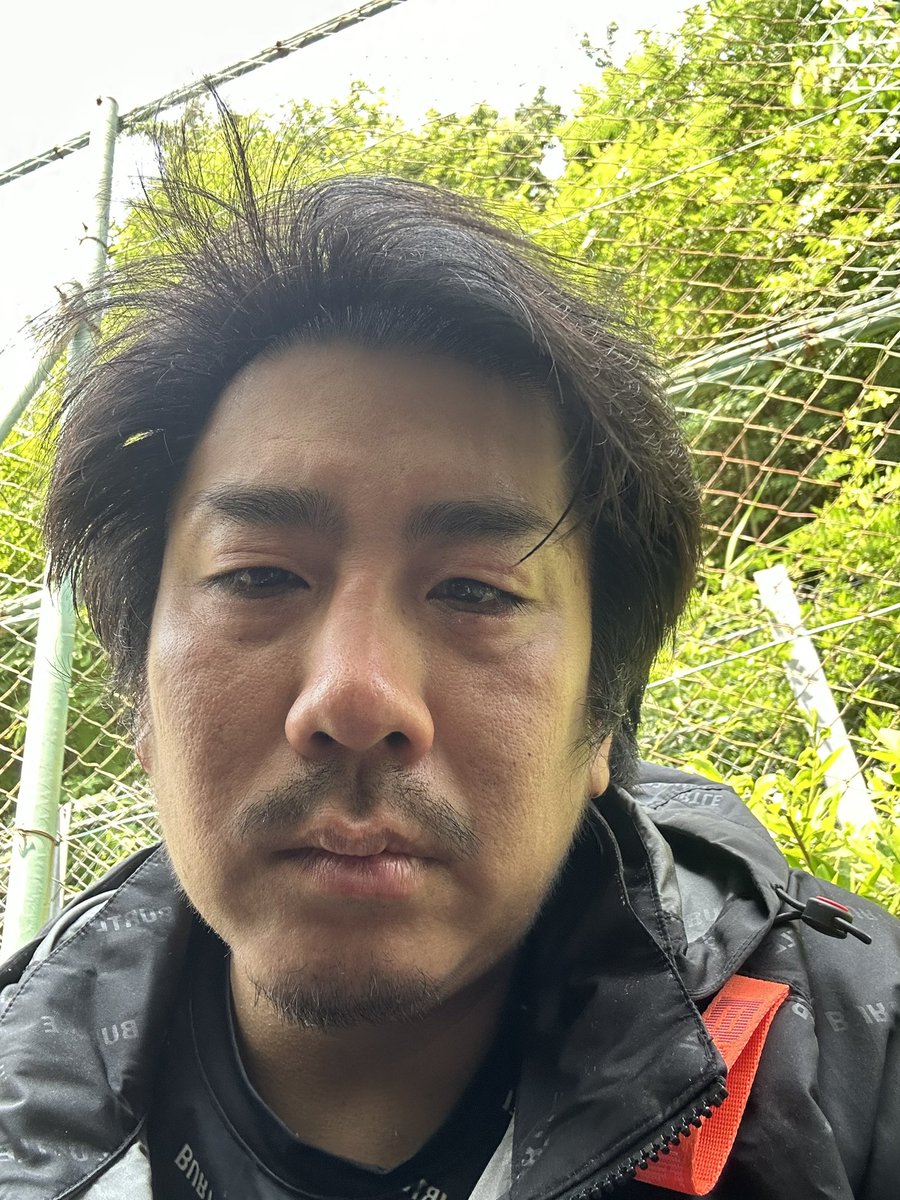 階段で盛大にこけて冷蔵庫に顔面打ちつけたww
鼻曲がってね？？
タンコブも出来て目の下も腫れてきたwww