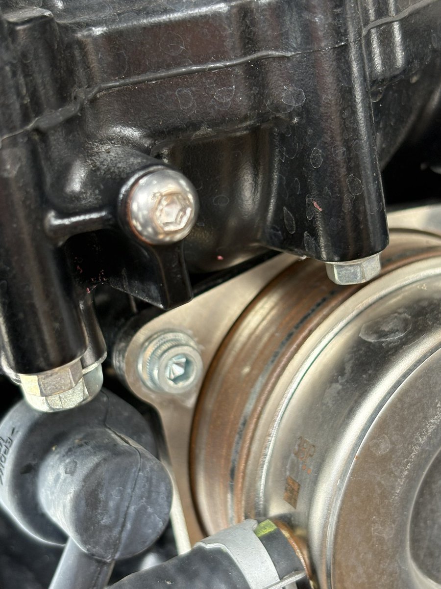 カキ氷を暑い中わざわざ並んで食うのもアレなのでコンビニアイス
オイル漏れ穴ボルトで塞いで走って来たがオイル漏れは無し
帰ったらボルト外してみよう