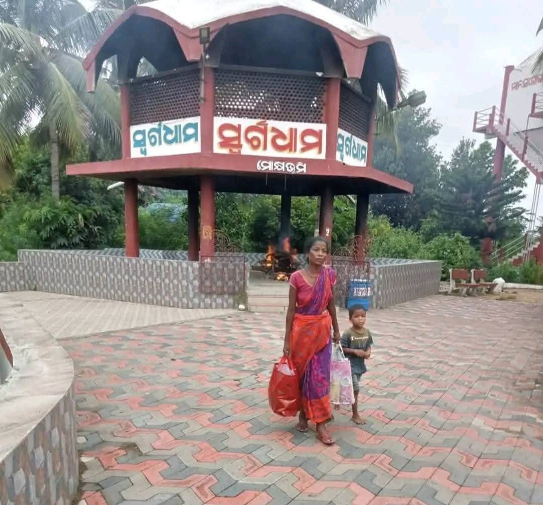 D_Jaadugar's tweet photo. ମା'ଙ୍କ ଧୈର୍ଯ୍ୟ ଏବଂ ତାଙ୍କ ସାହସକୁ ସଲାମ୍, ଚିକିତ୍ସା ପାଇଁ ସ୍ବାମୀଙ୍କୁ ନେଇ ସୁଦୂର ଦେବଗଡ଼ ଜିଲ୍ଲାରୁ ଆସି ପହଞ୍ଚିଥିଲେ କଟକ ଏସସିବି ମେଡିକାଲ ରେ ସାଥିରେ କୁନି ପୁଅକୁ ଧରି, ଅନେକ ଦିନ ଚିକିତ୍ସା ପରେ ସ୍ଵାମୀ ହସ୍ପିଟାଲରେ ମୃତ୍ୟୁ ବରଣ କଲେ, ବନ୍ଧୁ ବାନ୍ଧବ ସହଯୋଗ କରିବାକୁ ମନା କରିବା ପରେ ସ୍ଵେଚ୍ଛାସେବୀଙ୍କ ସହଯୋଗ କ୍ରମେ ନିକଟସ୍ଥ ଶ୍ମଶାନରେ ତାଙ୍କ ସ୍ଵାମୀଙ୍କର ଶେଷକୃତ୍ୟ ସମ୍ପନ୍ନ ହେଲା , ଜୁଇରେ ନିଆଁ ଦେଇ ଛାତିକୁ ପଥର କରି ଏକ ମୁହାଁ ହୋଇ ପୁଅକୁ ଧରି ଫେରୁଥିବାର ଏ ଦୃଶ୍ୟ ଖୁବ୍ ହୃଦୟ ବିଦାରକ କିନ୍ତୁ ସବୁ ପରେ ତାଙ୍କ ପଥର ହୃଦୟ ଭିତରେ ଭରି ରହିଥିବା ଅସୀମ ଧୈର୍ଯ୍ୟ ସାହସକୁ ସଭିଏଁ ଅନୁଭବ କରିପାରିବେ ନିଶ୍ଚିତ 
ନାରୀ ନୁହଁ ସେ #ନାରାୟଣୀ 🙏🙏🙏

#ନାରୀ_ନୁହେଁସେ_ଜିଅନ୍ତା_ଦେବୀ 
#ନମସ୍ଯା 🙏