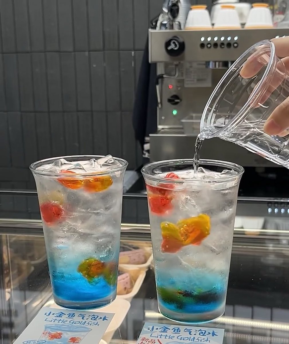 isongyang's tweet photo. 🐠 喝到漂亮的金鱼气泡水了！🫧
🐠 Just tried this gorgeous goldfish bubble drink! 🫧
#GoldfishSoda #SummerDrink #InstaWorthy #BeatTheHeat #BubbleTea https://t.co/NFjxMfdkUP