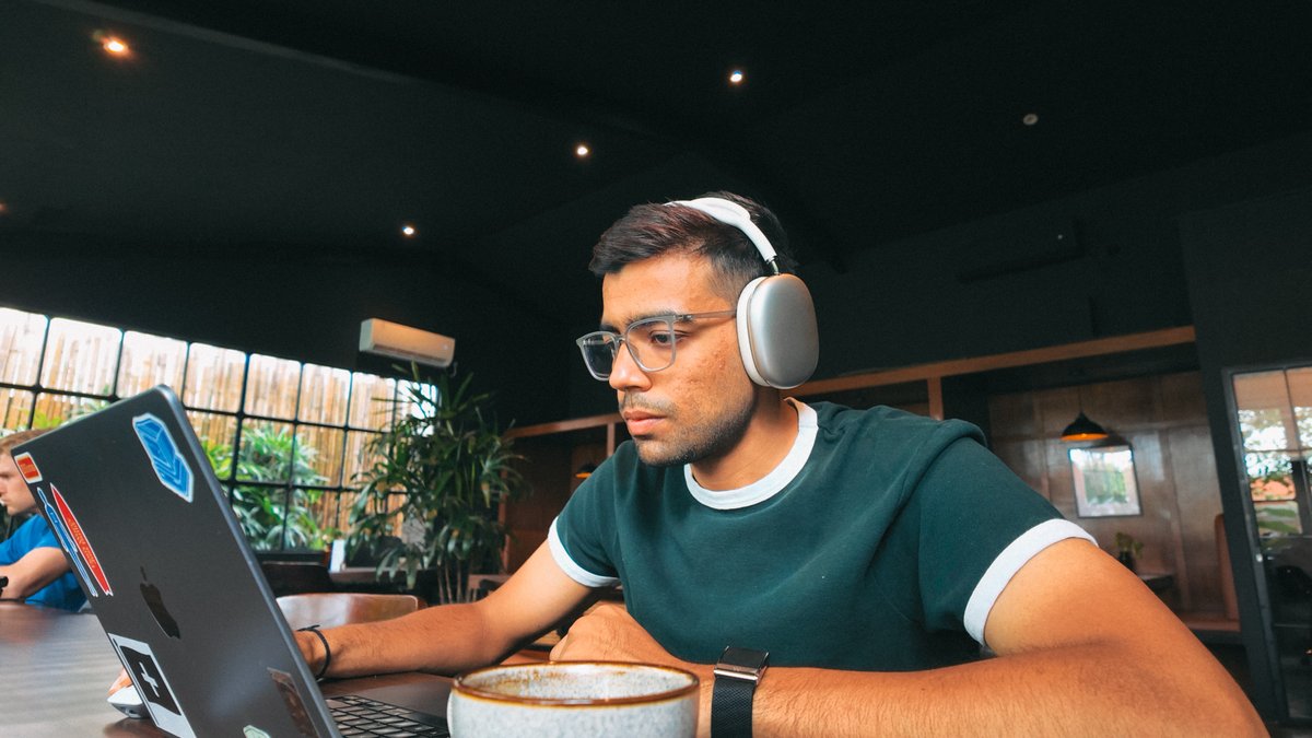 vinit_zupit's tweet image. touched down in bali yesterday and slept 13 hours straight, pretty sure that’s a new personal record 😴
started the morning with my first ever muay thai session 🥊
then settled into deep creative work mode with good coffee + green views
let’s see what week 1 brings 👀