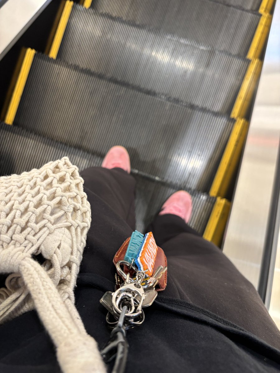 Guriko_67's tweet photo. グッズ販売並びすぎです、、、
全身黒にピンクスニーカーの人です^_^ https://t.co/5F92YHAxHl