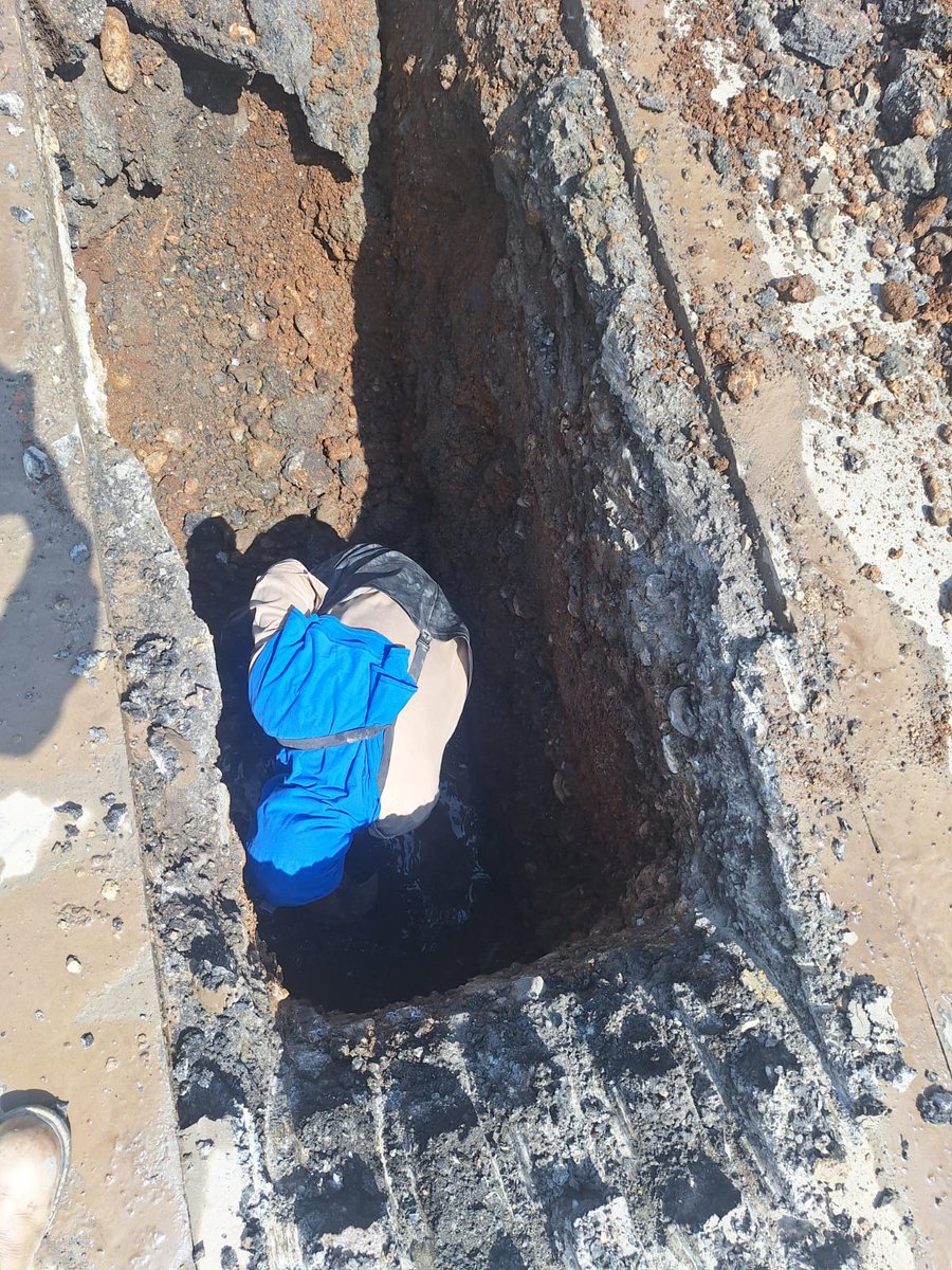ComapaVictoria's tweet photo. La rehabilitación de la red general de drenaje en el tramo de calle Berriozábal, entre 16 y 17, ha concluido con éxito. 🛠️💧

👉 Durante el turno vespertino, nuestro equipo continuará trabajando para tapar y compactar la zanja producto de los trabajos realizados. https://t.co/IR1zfdDb2D