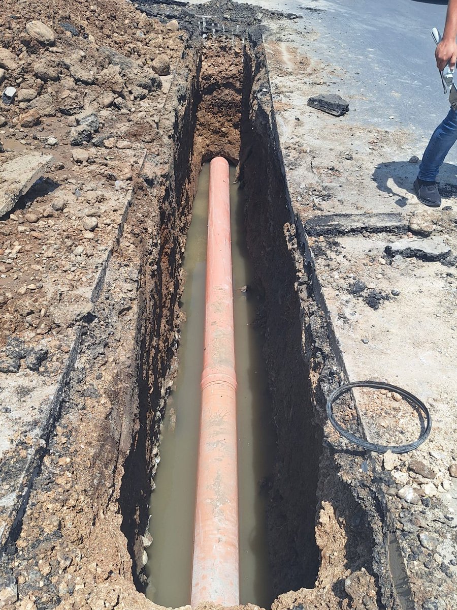 ComapaVictoria's tweet photo. La rehabilitación de la red general de drenaje en el tramo de calle Berriozábal, entre 16 y 17, ha concluido con éxito. 🛠️💧

👉 Durante el turno vespertino, nuestro equipo continuará trabajando para tapar y compactar la zanja producto de los trabajos realizados. https://t.co/IR1zfdDb2D