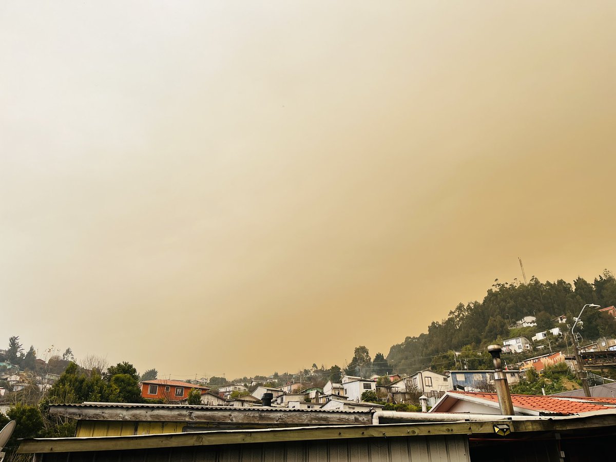 JorgeEGS89's tweet photo. 🚨 Grave negligencia ambiental en Lebu: Empresas Arauco realiza quemas autorizadas por @conaf_minagri , cubriendo la ciudad de humo. Nuestros adultos mayores y niños están respirando contaminación. ¡Las autoridades brillan por su ausencia!📍#Lebu #Arauco #Contaminación
@MMAChile https://t.co/PdcWyjMkHw