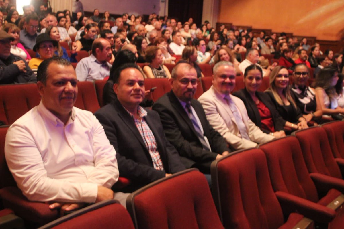 #UJEDInforma Por primera vez en la historia de la trayectoria de la #OSUJED, se repitió el sexto concierto de la Temporada "Obras Maestras 2025", bajo la dirección de Jorge Armando Casanova. Concierto que se ofreció nuevamente en el teatro Ricardo Castro, con un lleno total.