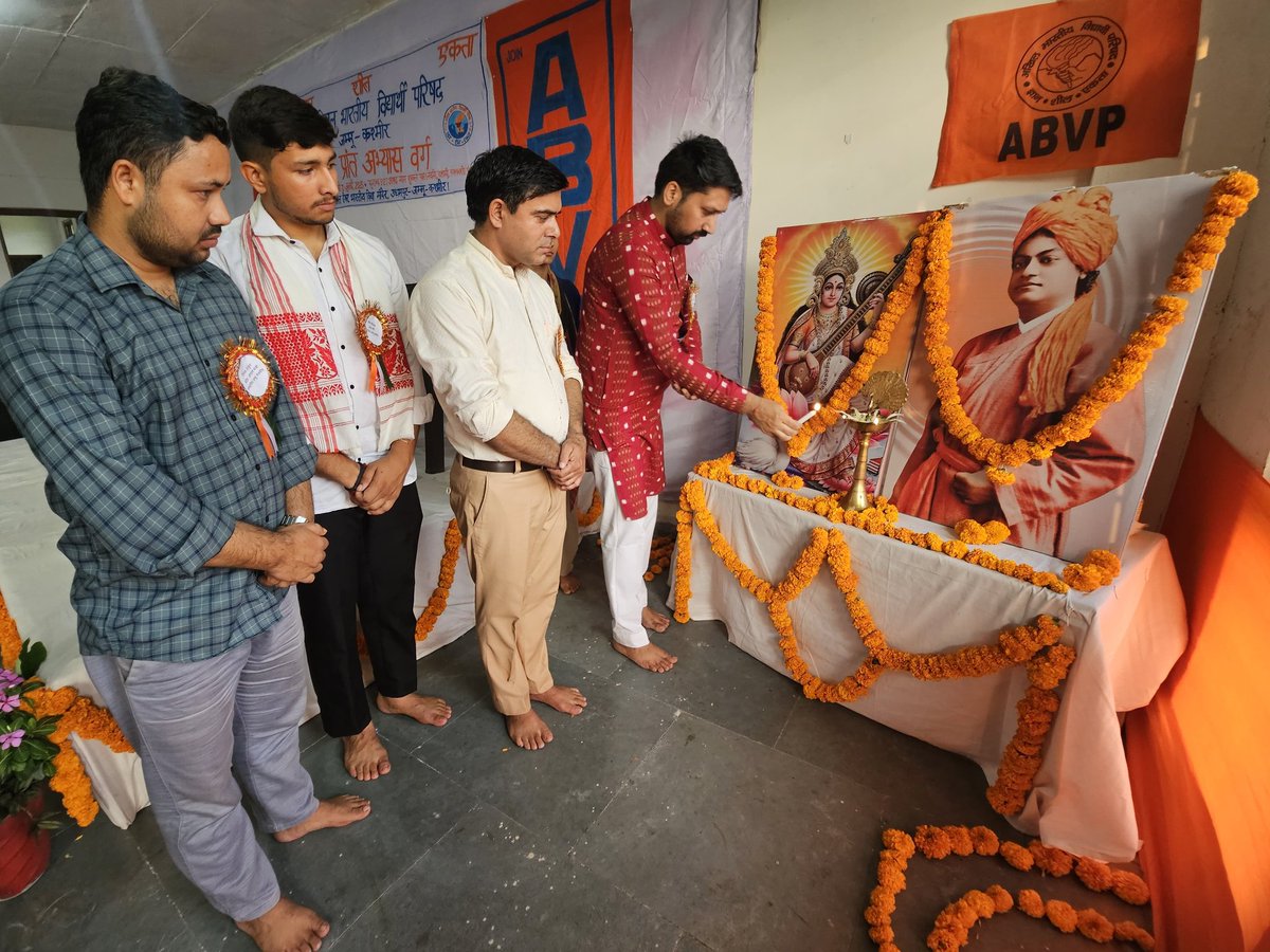 abvpjk's tweet photo. संत ईश्वर भारतीय विद्या मंदिर उधमपुर में आयोजित हो रहे अभाविप जम्मू कश्मीर के प्रदेश अभ्यास वर्ग का शुभारंभ उत्तर क्षेत्रीय संगठन मंत्री श्री गौरव अत्री, प्रदेश अध्यक्ष डॉ. अजय शर्मा, प्रदेश मंत्री सनक श्रीवत्स व प्रदेश संगठन मंत्री श्री तिलक ठाकुर जी ने दीप प्रज्ज्वलित कर किया। https://t.co/LjT1i3W8j1
