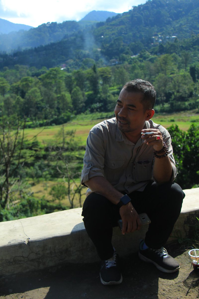 Hatur nuhun mamang photografer,urang keur ngopi malah di jepret,alus uy hasilna. Tah ieu teh jalan lewat puncak Bogor,refreshing murah enak.😁