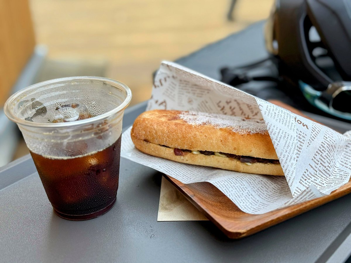 ryo___don's tweet photo. 今年もいよいよツール開幕🇫🇷
11年間乗っているAVEDIO Bacchus01山岳賞カラーで早めに走って、8時開店のガラチコさんでおやつパニーニをいただきました。
このフレームとカンパeurus、agiles fastの組み合わせは相性良しです👍
#cafegarachico
#AVEDIO
#サガミハライド https://t.co/Z6s6aKei72