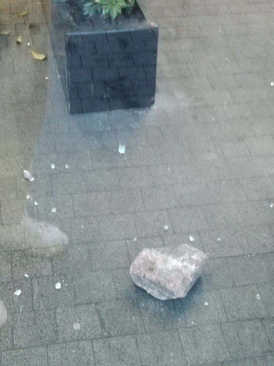 Como vecinos lamentamos la violencia que hoy empañó una manifestación en Col. Condesa y generó estos destrozos en calles de #ColoniaJuarez y Col. Roma. 
Ataques a comercios, edificios privados y acoso a personas en general, NUNCA serán métodos válidos sea la lucha que sea. 1/2