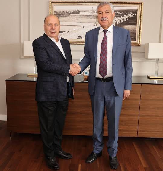 Bugün gerçekleştirilen gözaltılar, halkın iradesini hiçe sayan, demokrasiye vurulmuş bir darbe olarak tarihe geçmiştir. Bu tür uygulamalar, hukukun üstünlüğünü değil, siyasi baskıyı ve antidemokratik anlayışı gözler önüne sermektedir.

Bir kez daha altını çiziyoruz: Türkiye