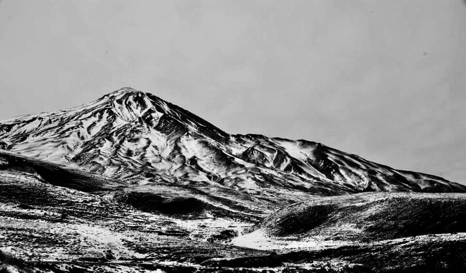 emadpsy's tweet image. ناصر خسرو در سفرنامهاش نوشته است که گویند بر سر دماوند چاهی است که نوشادر و کبریت (گوگرد) از آن گیرند.
دلتنگت هستم از پلور و گوسفندسرا تا تپههای گوگردی و سیمرغ و تخت فریدونات.