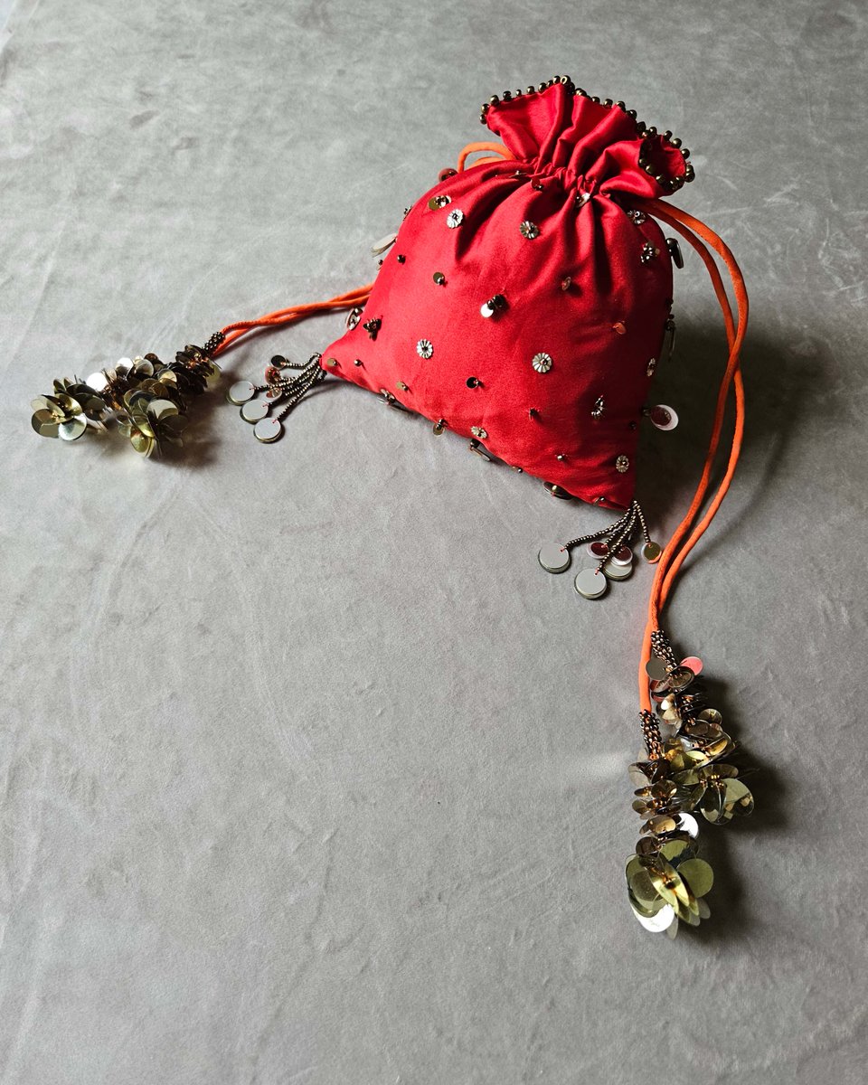 vonindia's tweet photo. ✨️Quality is Queen 💅

THE BAE-CHIC BAG
This bag is an elevated expression of a staple. Embroidered with different sequins and beads to create a light, chic and classy must-have for all your festivities.

#vonmadeinindia #potli #homegrownlabels #giftshop #rakhigifts https://t.co/Wb2P0d6zSf